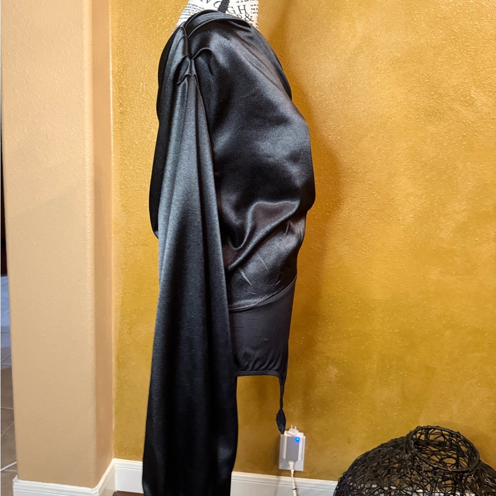 Elegant Black One-Shoulder Top - Picture 3 of 4